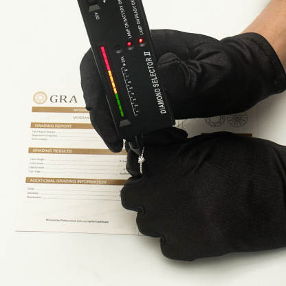 S925 Chic Iced Out Heart Ring Band D Color VVS Synthetic Moissanite Women Ring Perfect for Engagement Wedding Anniversary Mother's Day Gifts