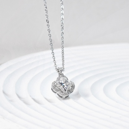 Delzzad 1.1ct Bling Luxury Four-Leaf Clover Pendant Necklace Lab-Created Moissanite Necklace S925 Sterling Silver Moissanite Jewelry Engagement Wedding Anniversary Perfect Gifts