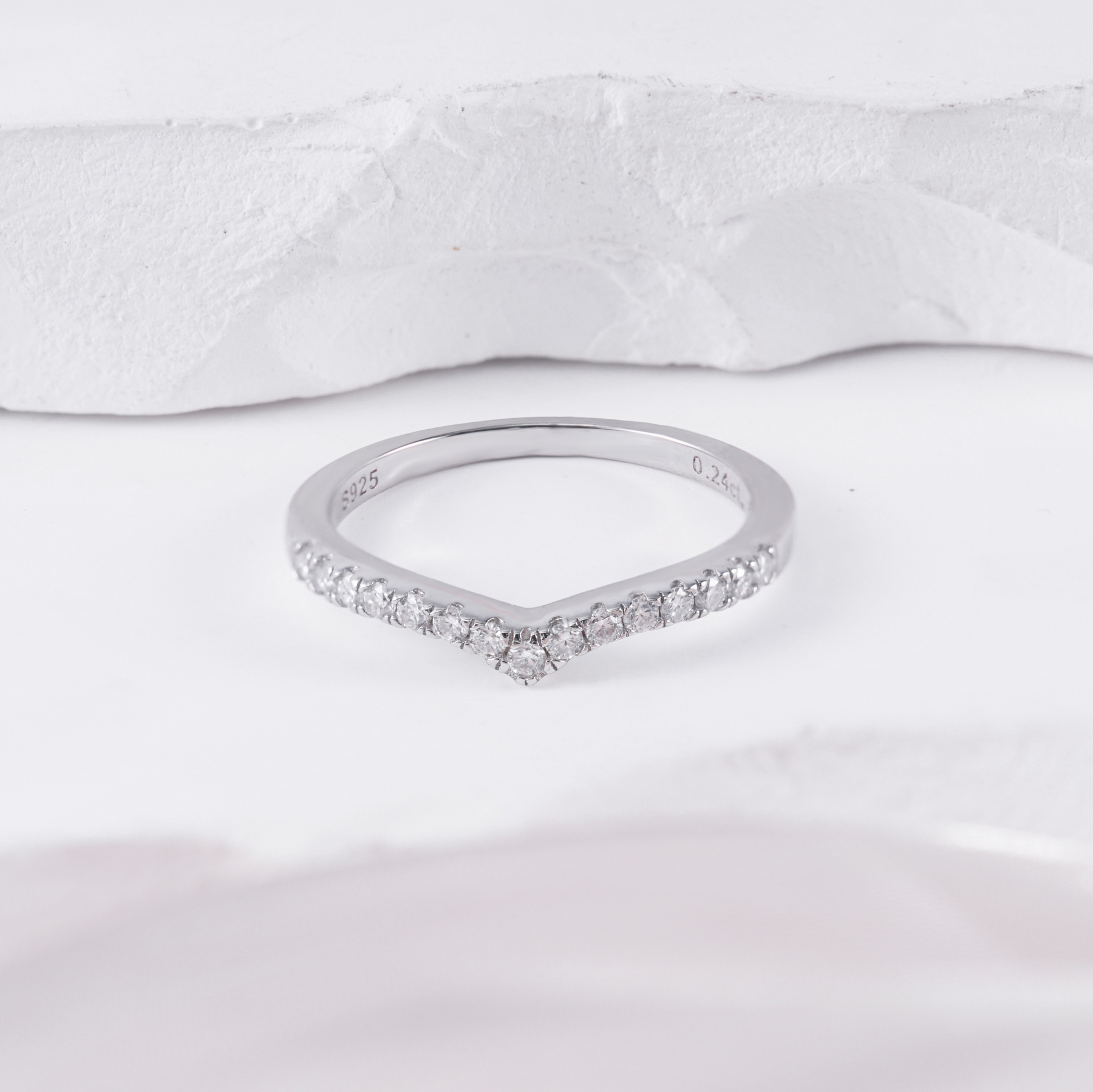 0.25ct S925 Round Synthetic Moissanite V Band