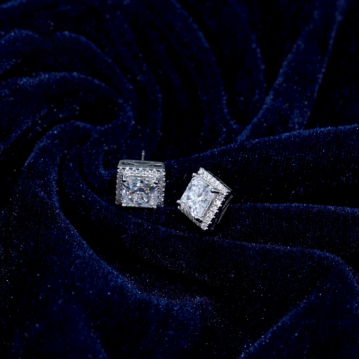 ICECROWN Princess Cut Halo Stud Earrings 925S & VVS Moissanite