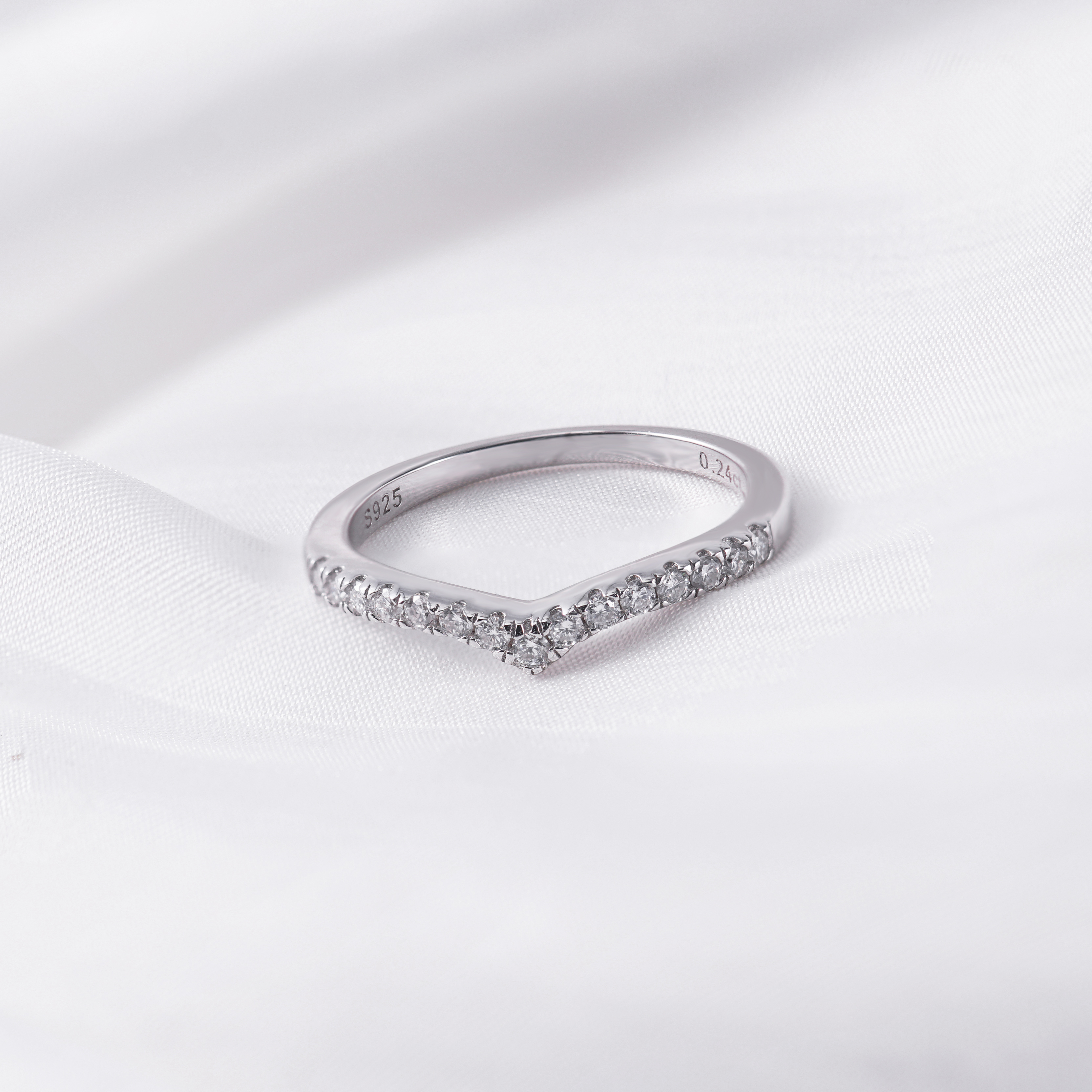 0.25ct S925 Round Synthetic Moissanite V Band