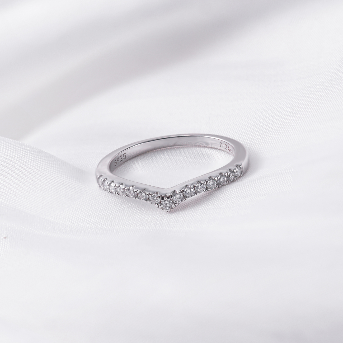 0.25ct S925 Round Synthetic Moissanite V Band