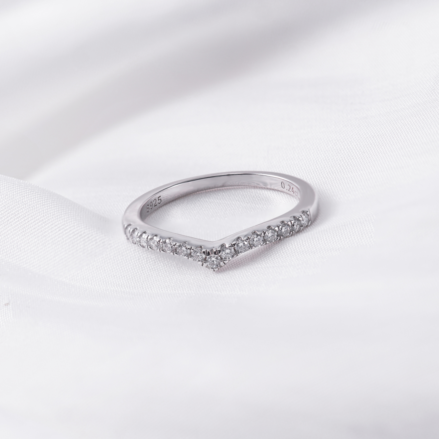 0.25ct S925 Round Synthetic Moissanite V Band