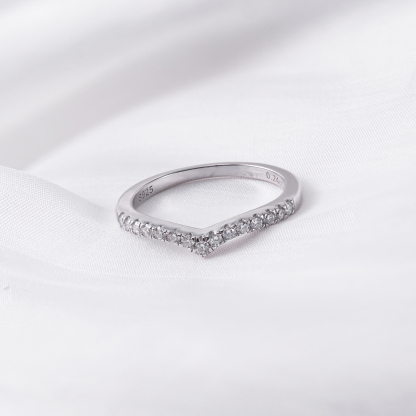 0.25ct S925 Round Synthetic Moissanite V Band