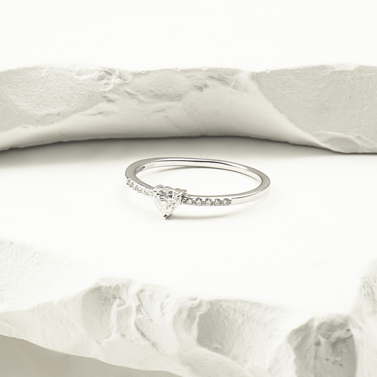 S925 Chic Iced Out Heart Ring Band D Color VVS Synthetic Moissanite Women Ring Perfect for Engagement Wedding Anniversary Mother's Day Gifts