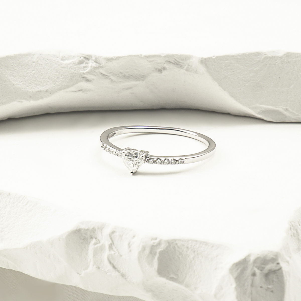 S925 Chic Iced Out Heart Ring Band D Color VVS Synthetic Moissanite Women Ring Perfect for Engagement Wedding Anniversary Mother's Day Gifts