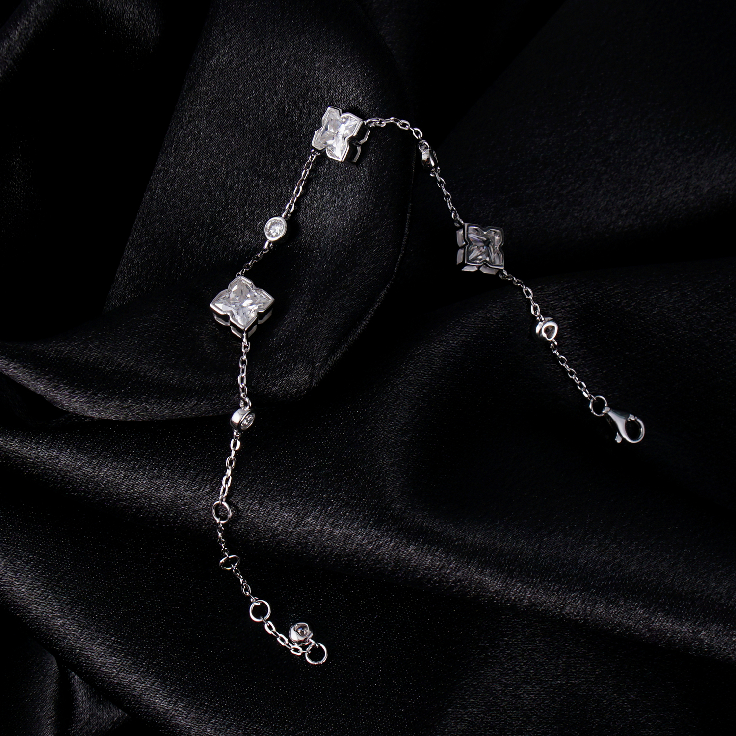 3.5ct Elegant Four-Leaf Clover Bloom Adjustable Bracelet Lab-Created Moissanite Bracelet S925 Sterling Silver Moissanite Jewelry Engagement Wedding Anniversary Perfect Gifts