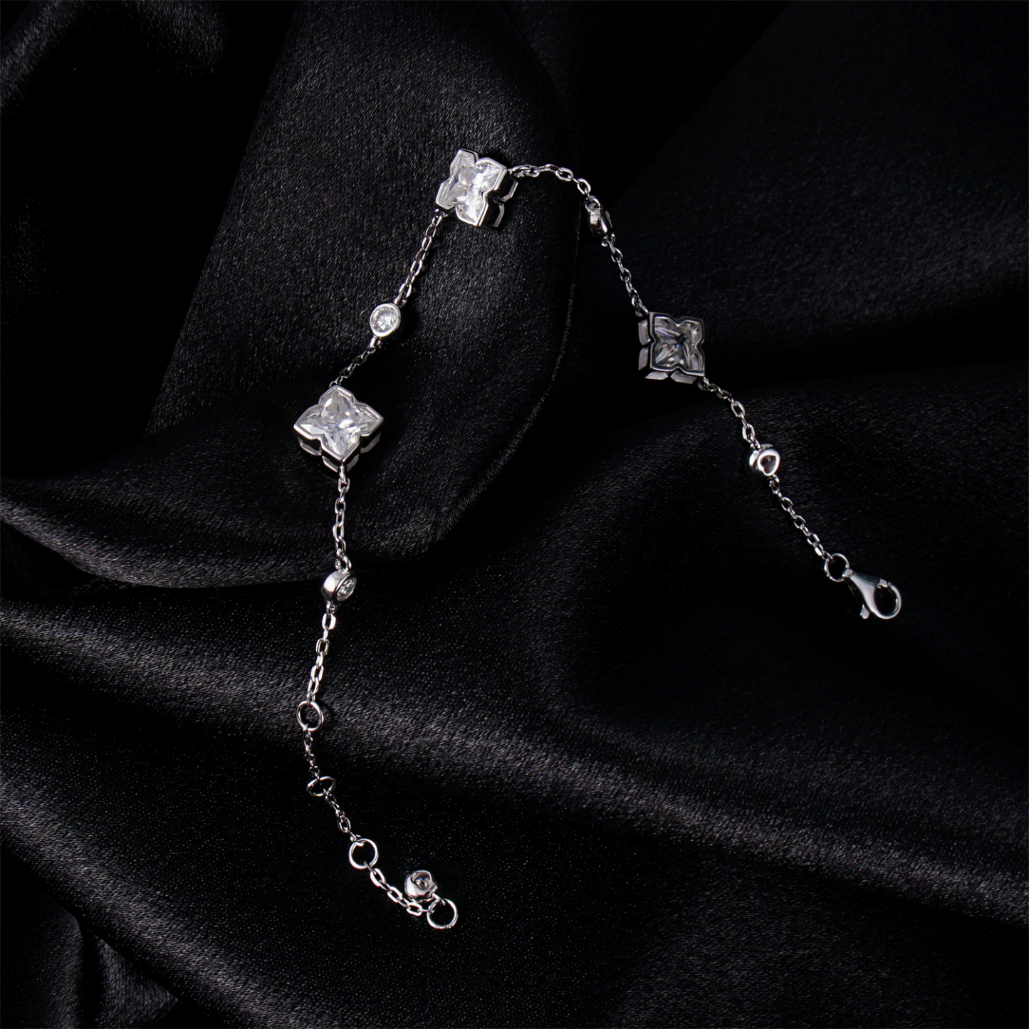 3.5ct Elegant Four-Leaf Clover Bloom Adjustable Bracelet Lab-Created Moissanite Bracelet S925 Sterling Silver Moissanite Jewelry Engagement Wedding Anniversary Perfect Gifts