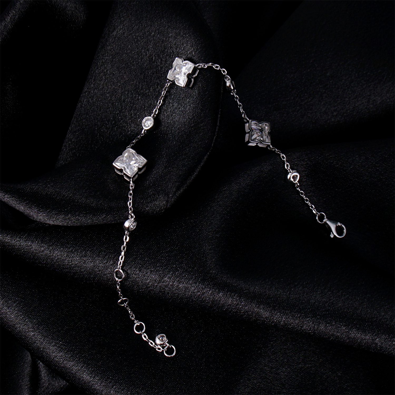 3.5ct Elegant Four-Leaf Clover Bloom Adjustable Bracelet Lab-Created Moissanite Bracelet S925 Sterling Silver Moissanite Jewelry Engagement Wedding Anniversary Perfect Gifts