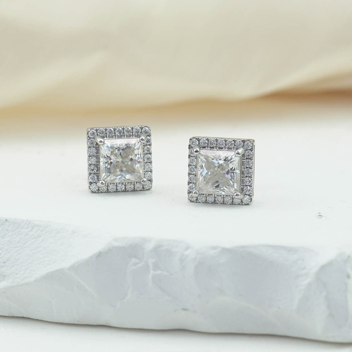 ICECROWN Princess Cut Halo Stud Earrings 925S & VVS Moissanite
