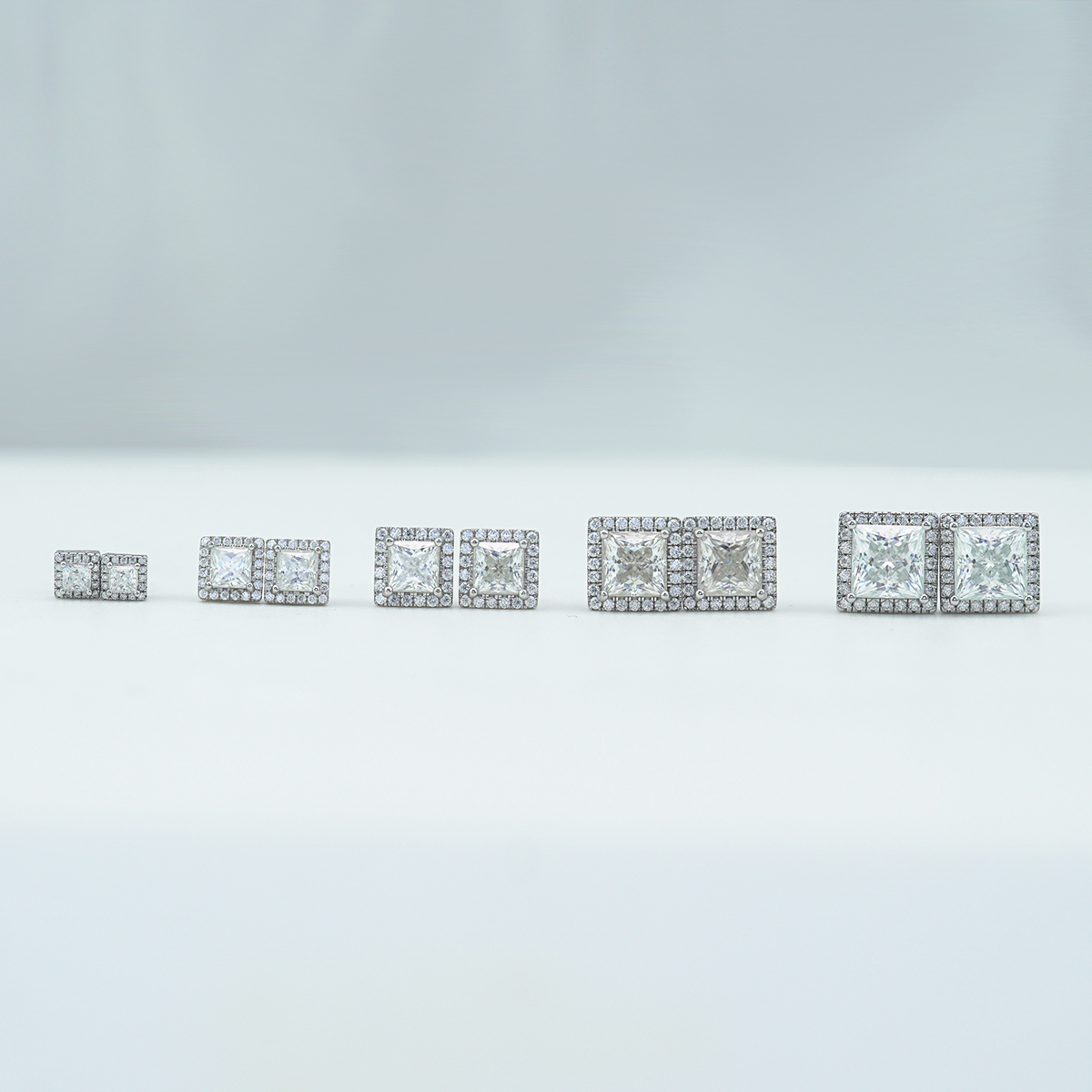 ICECROWN Princess Cut Halo Stud Earrings 925S & VVS Moissanite