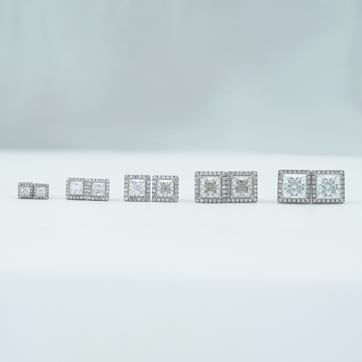 ICECROWN Princess Cut Halo Stud Earrings 925S & VVS Moissanite