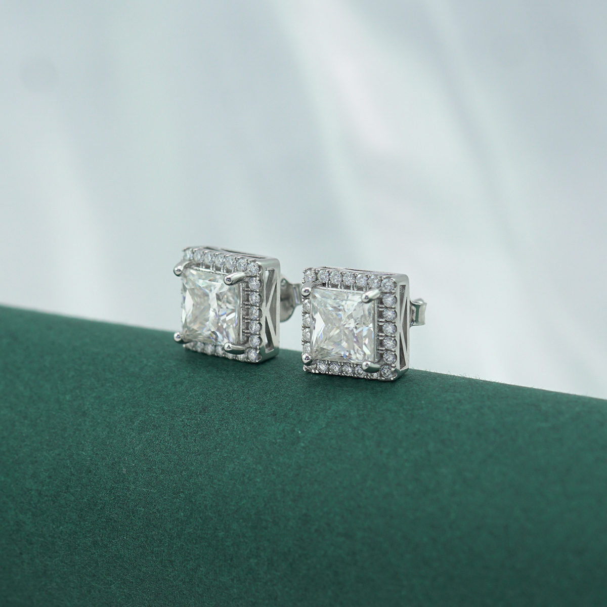 ICECROWN Princess Cut Halo Stud Earrings 925S & VVS Moissanite