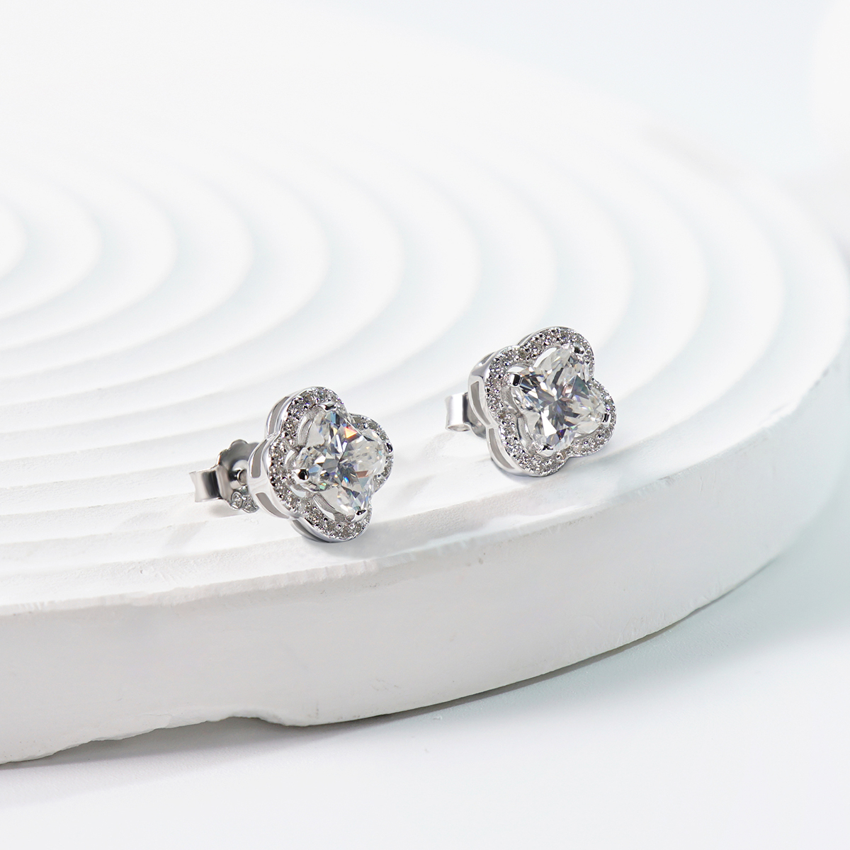 Delzzad Sparkling Iced-Out Clover Earrings Lab-Created Moissanite Stud Earring S925 Sterling Silver Moissanite Jewelry Engagement Wedding Anniversary Perfect Gifts