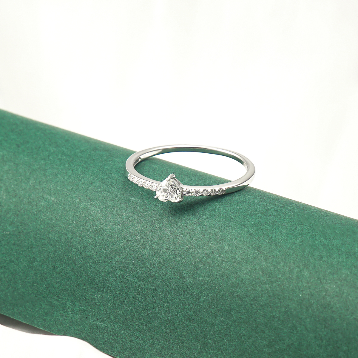 S925 Chic Iced Out Heart Ring Band D Color VVS Synthetic Moissanite Women Ring Perfect for Engagement Wedding Anniversary Mother's Day Gifts