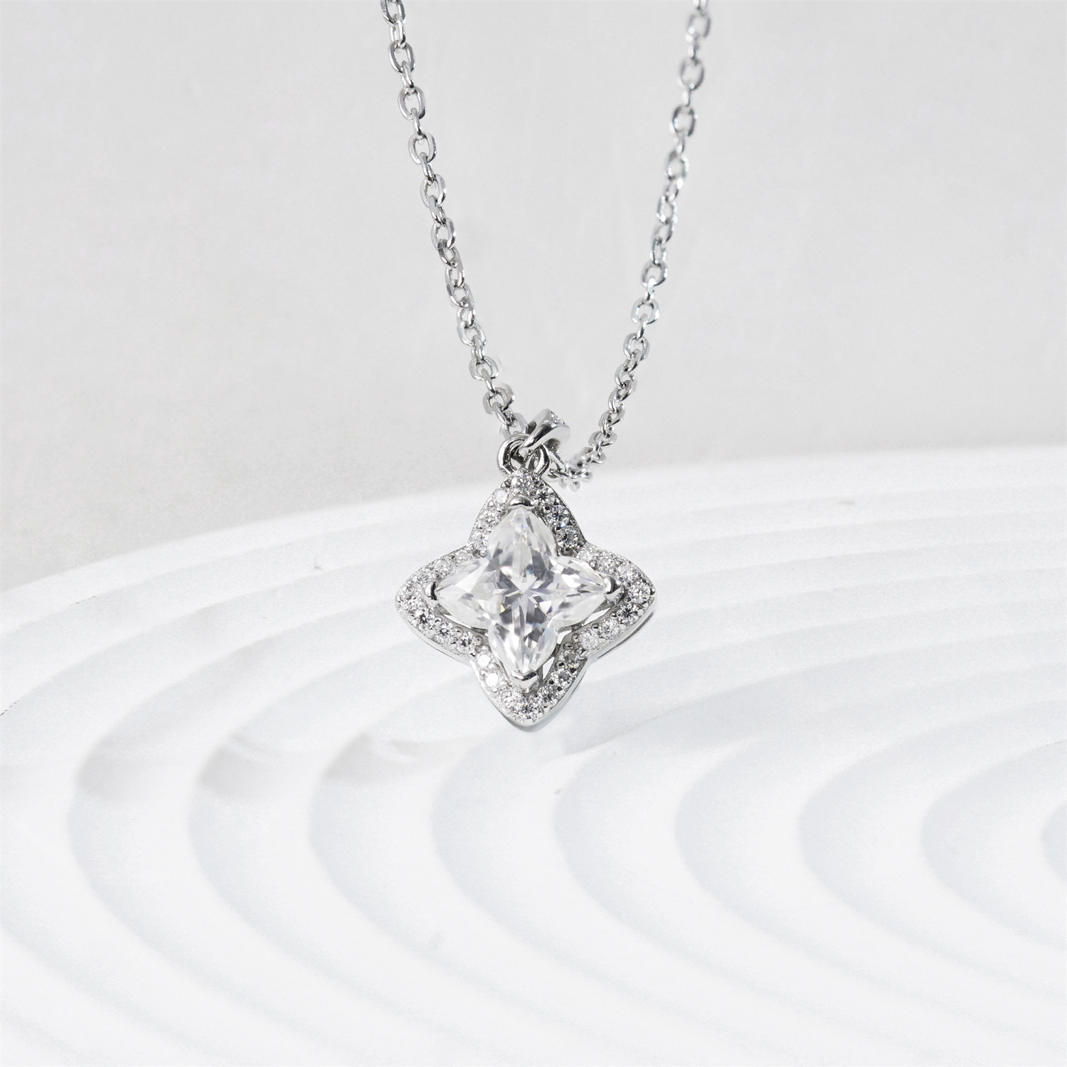 Delzzad 1.1ct Brilliant Iced-Out Four-Leaf Clover Pendant Necklace Lab-Created Moissanite Necklace S925 Sterling Silver Moissanite Jewelry Engagement Wedding Anniversary Perfect Gifts