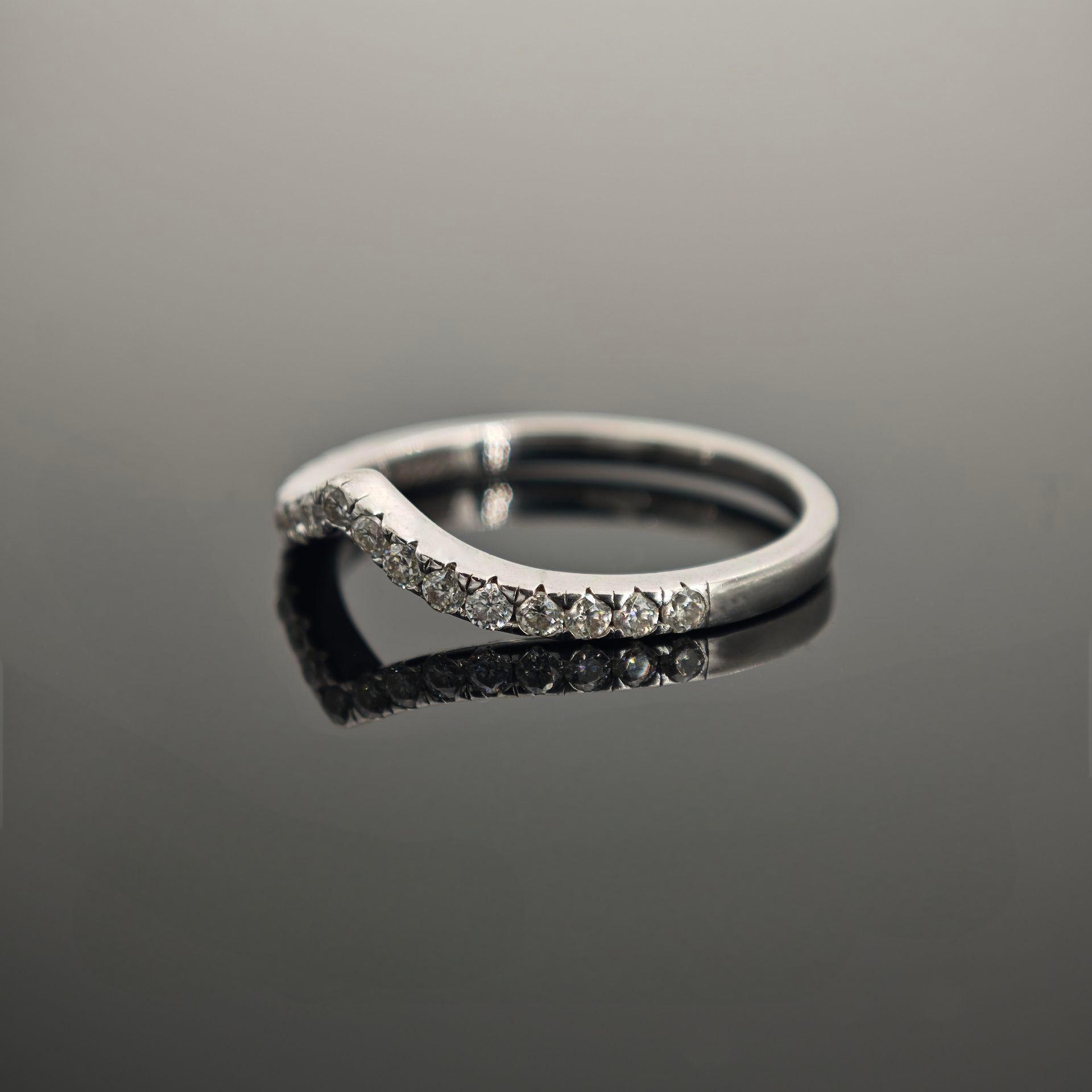 0.25ct S925 Round Synthetic Moissanite V Band