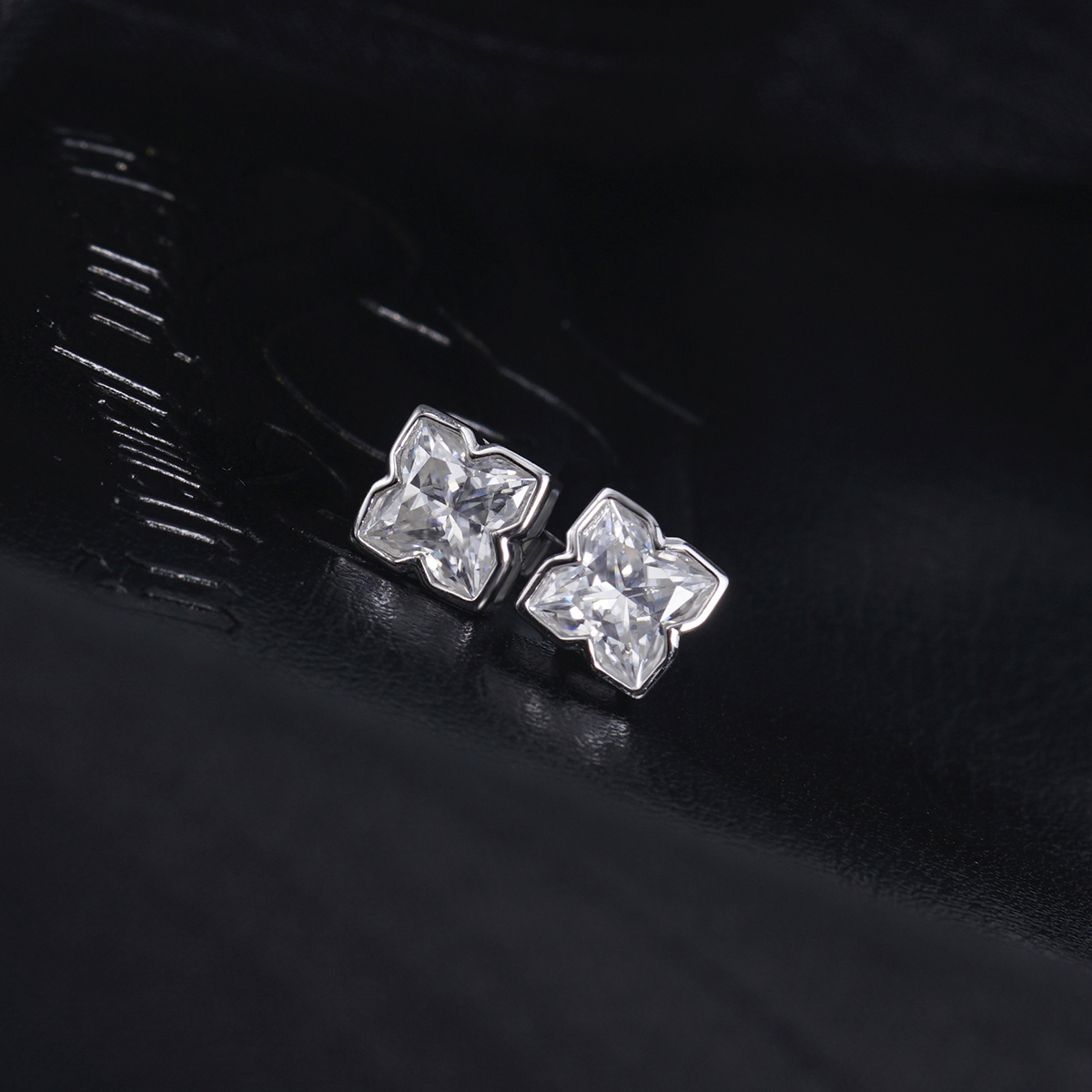 Delzzad Shining Four-Leaf Earrings Lab-Created Moissanite Stud Earring S925 Sterling Silver Moissanite Jewelry Perfect Gift for Women Wedding Set