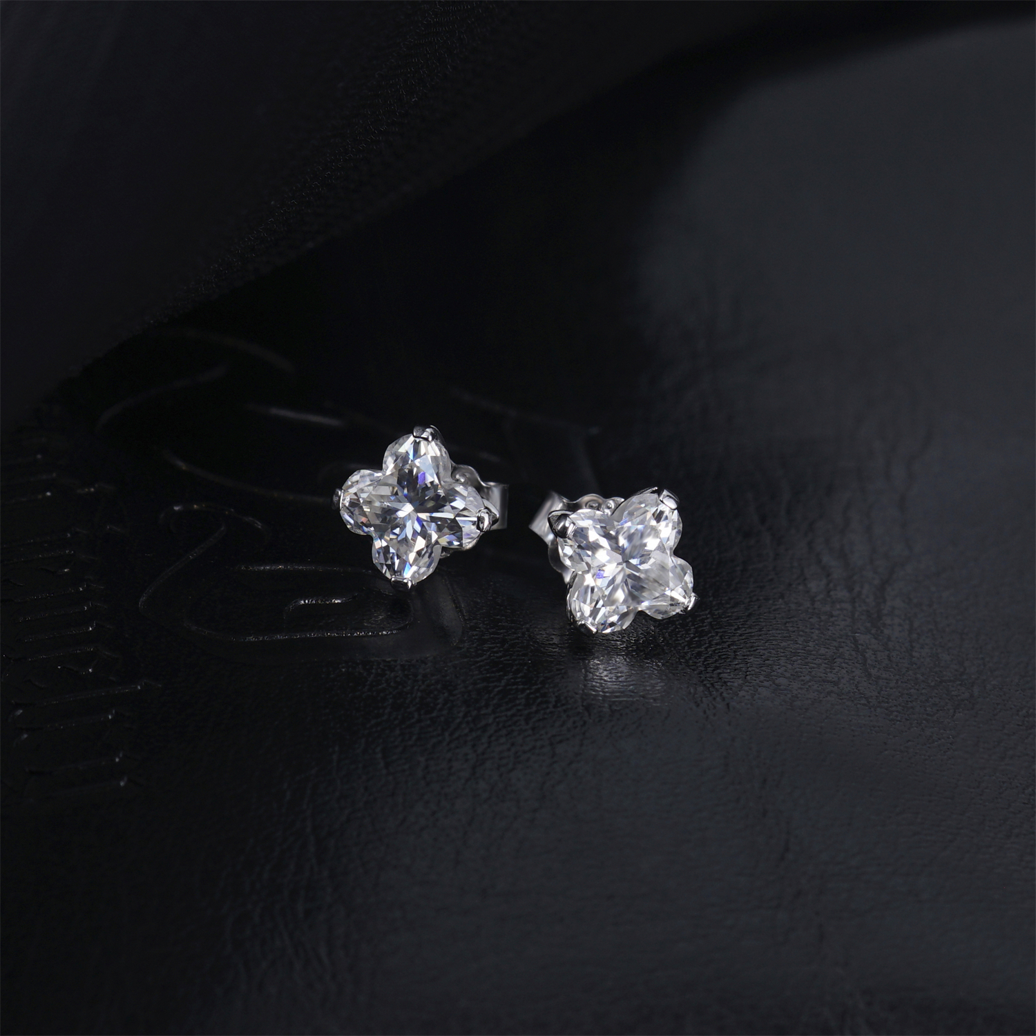 Delzzad Twinkling Four-Leaf Clover Prong Stud Earrings Lab-Created Moissanite Stud Earring S925 Sterling Silver Moissanite Jewelry Perfect Birthday Gift for Men Women Wedding Set