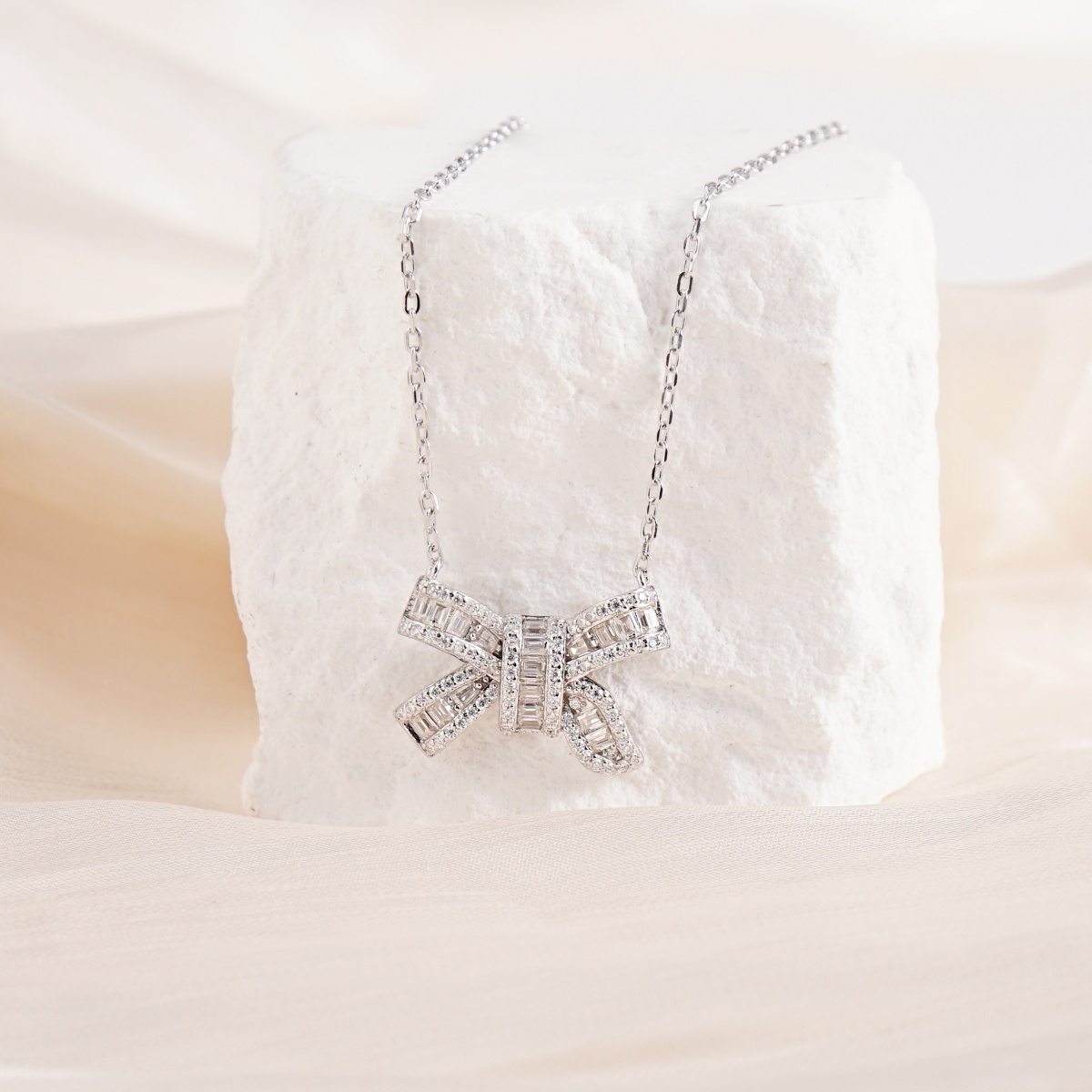 0.8ct Bow-tie Necklace VVS Synthetic Moissanite S925 Chain