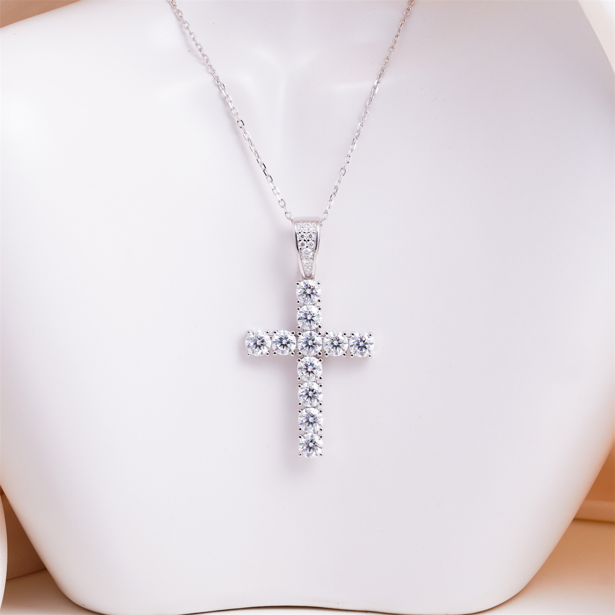 Unisex Classic Cross Pendant Necklace 925S & VVS Moissanite