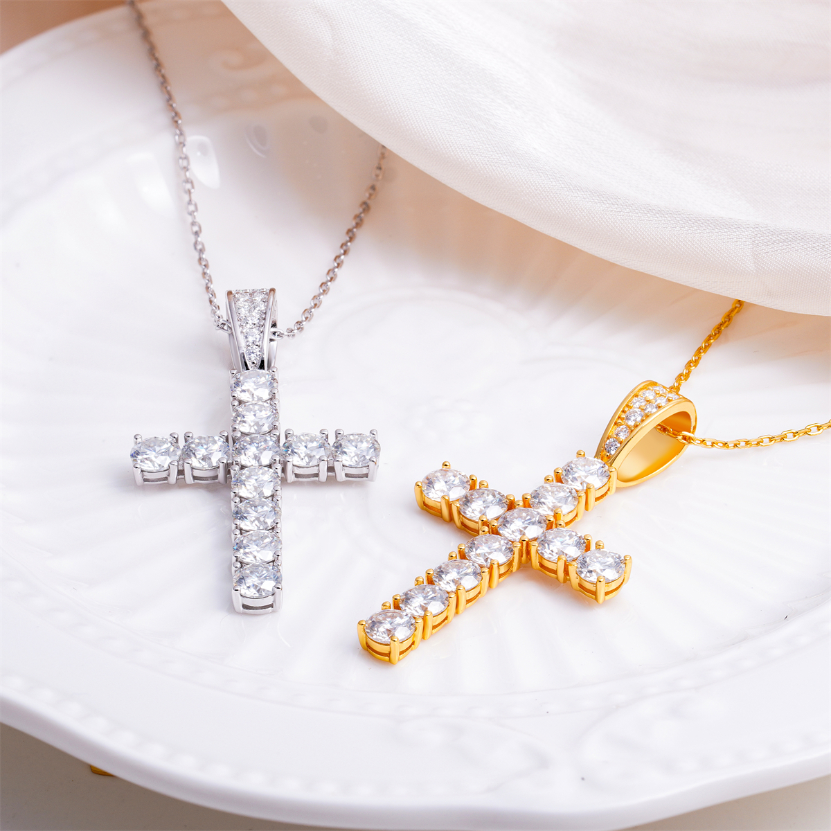 Unisex Classic Cross Pendant Necklace 925S & VVS Moissanite