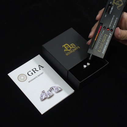 FROSTLOVE Love Shape Shine Stud Earrings 925S & VVS Moissanite