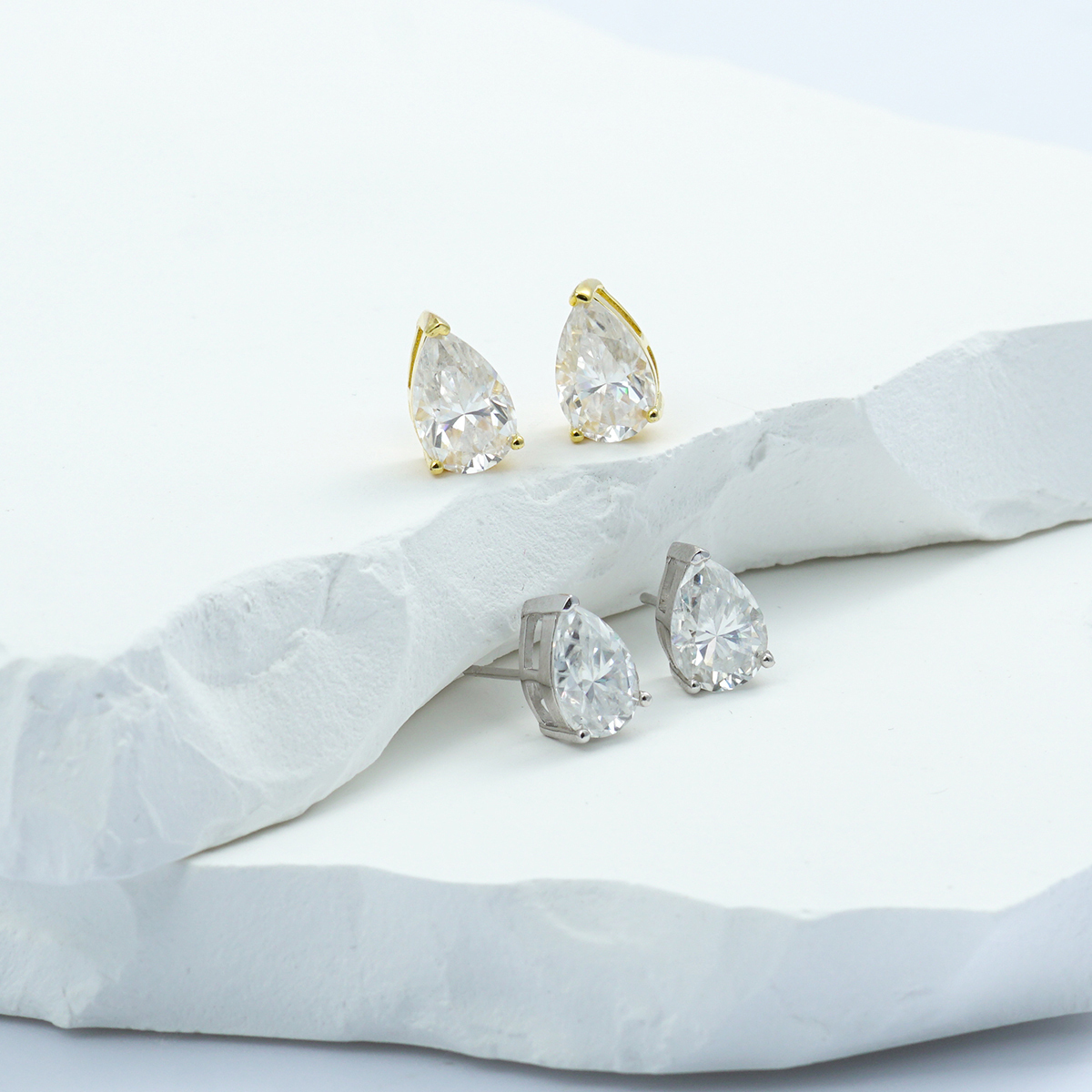 S925 Pear Cut Synthetic Moissanite Prong Stud Earrings For Men Women