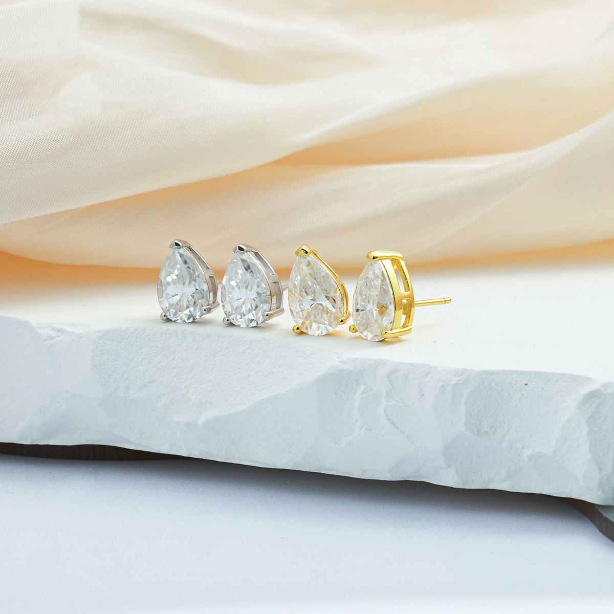 S925 Pear Cut Synthetic Moissanite Prong Stud Earrings For Men Women