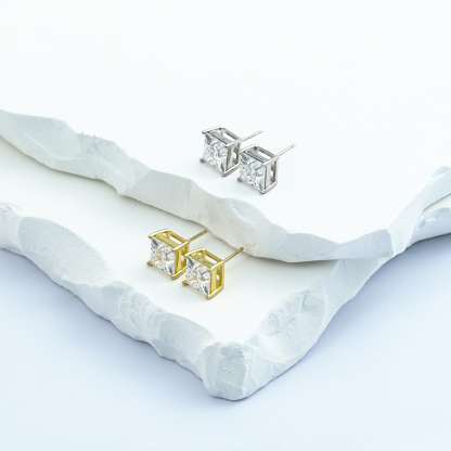 ICECROWN Princess Cut Spark Stud Earrings 925S & VVS Moissanite