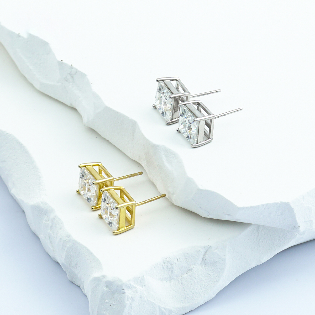ICECROWN Princess Cut Spark Stud Earrings 925S & VVS Moissanite