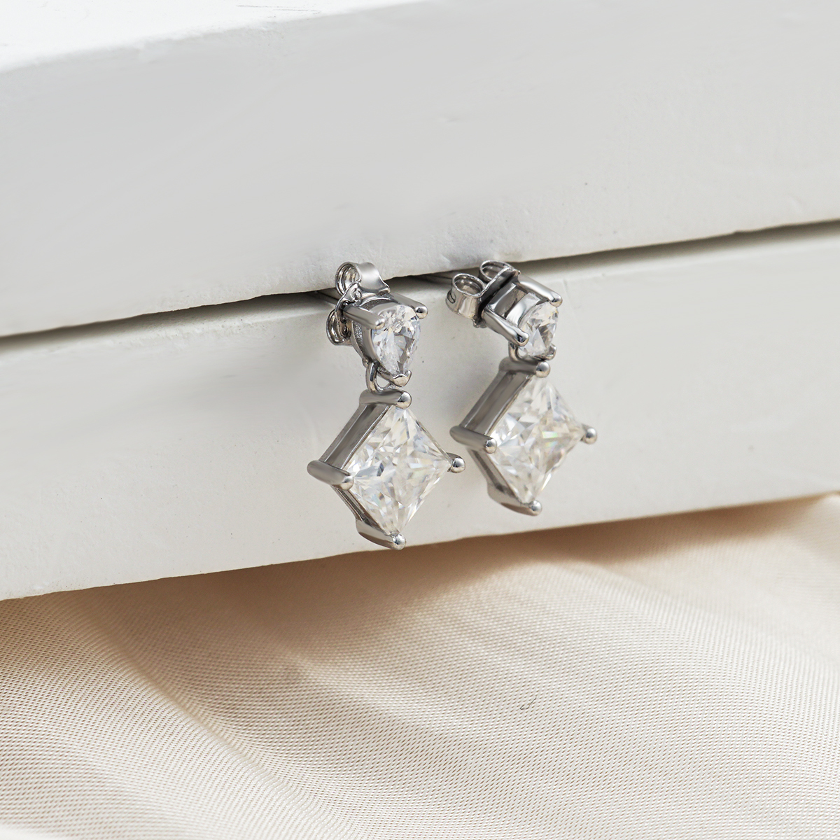 S925 1ct Solitaire Princess D Color Synthetic Moissanite Dangle Earring