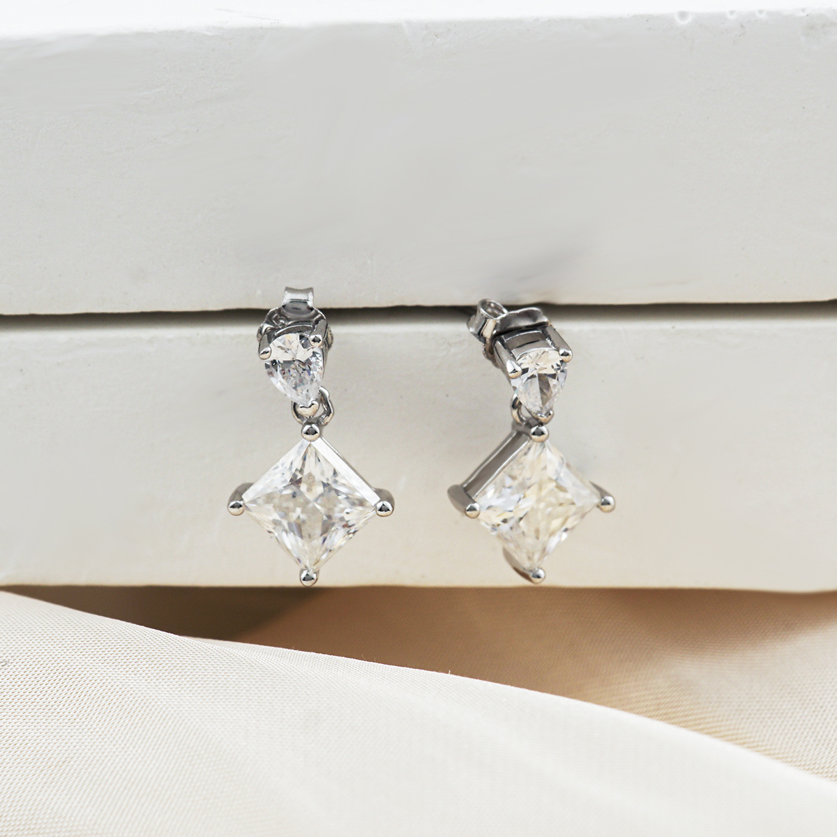 S925 1ct Solitaire Princess D Color Synthetic Moissanite Dangle Earring