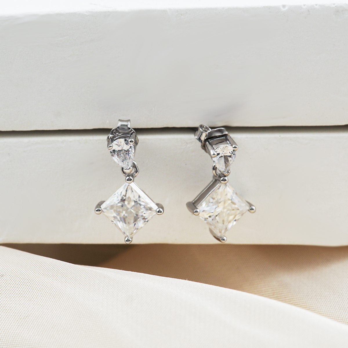 S925 1ct Solitaire Princess D Color Synthetic Moissanite Dangle Earring