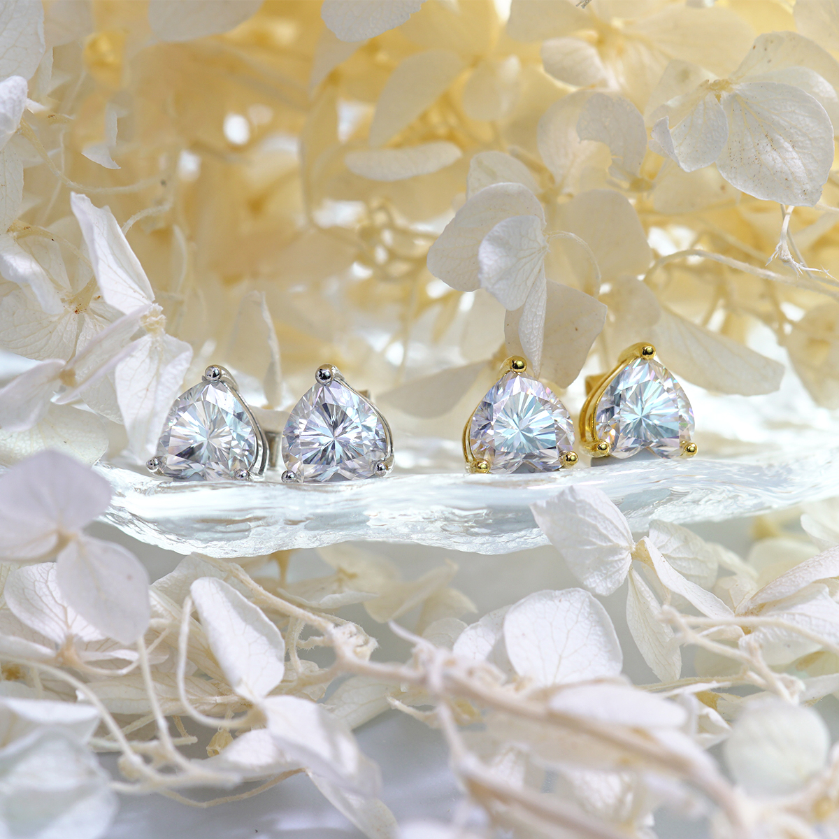 FROSTLOVE Love Shape Shine Stud Earrings 925S & VVS Moissanite