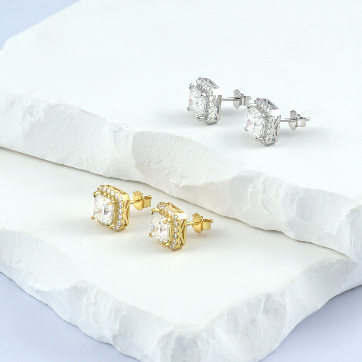 ICECROWN Princess Cut Halo Stud Earrings 925S & VVS Moissanite