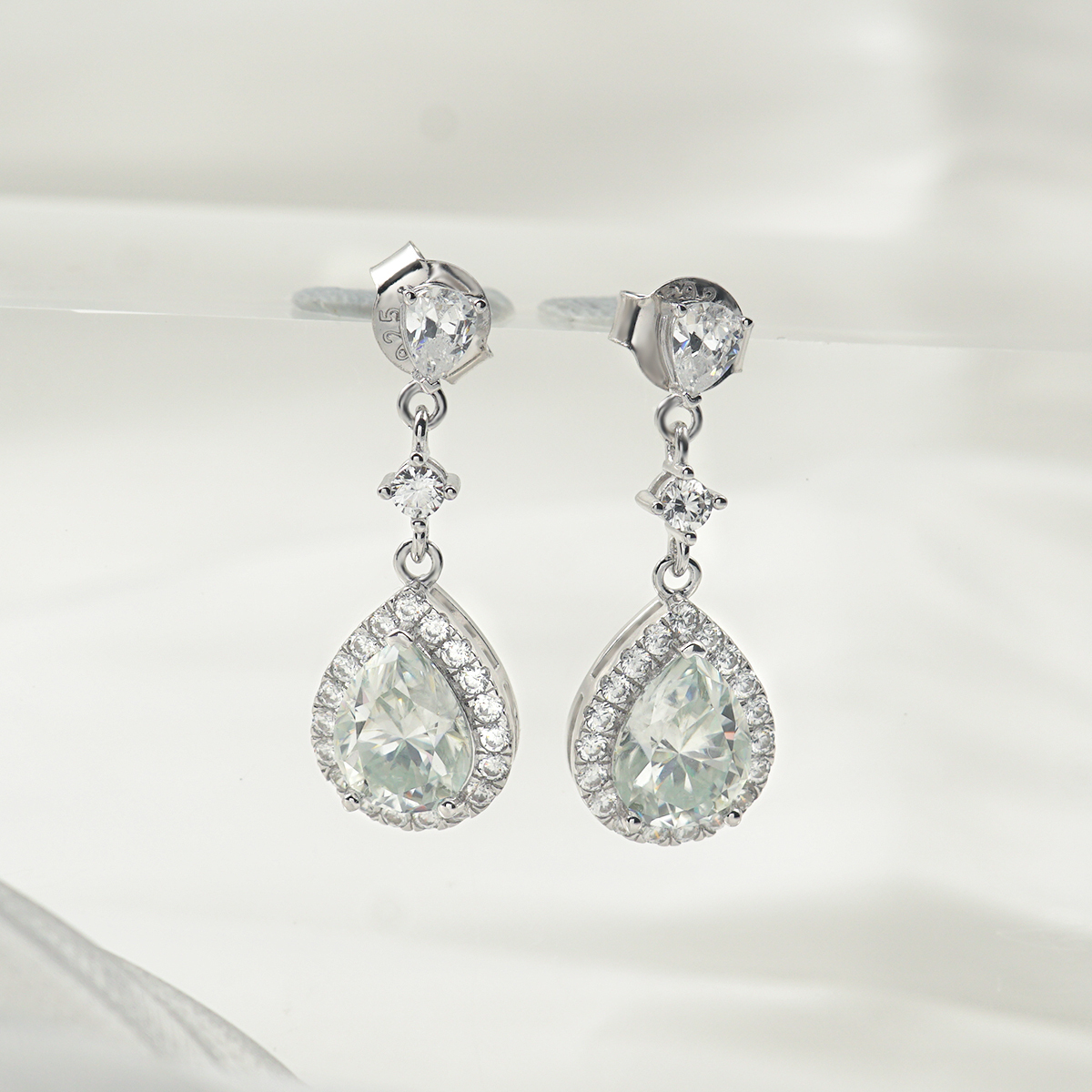 S925 Pear Synthetic Moissanite Teardrop-shaped Stud Earrings
