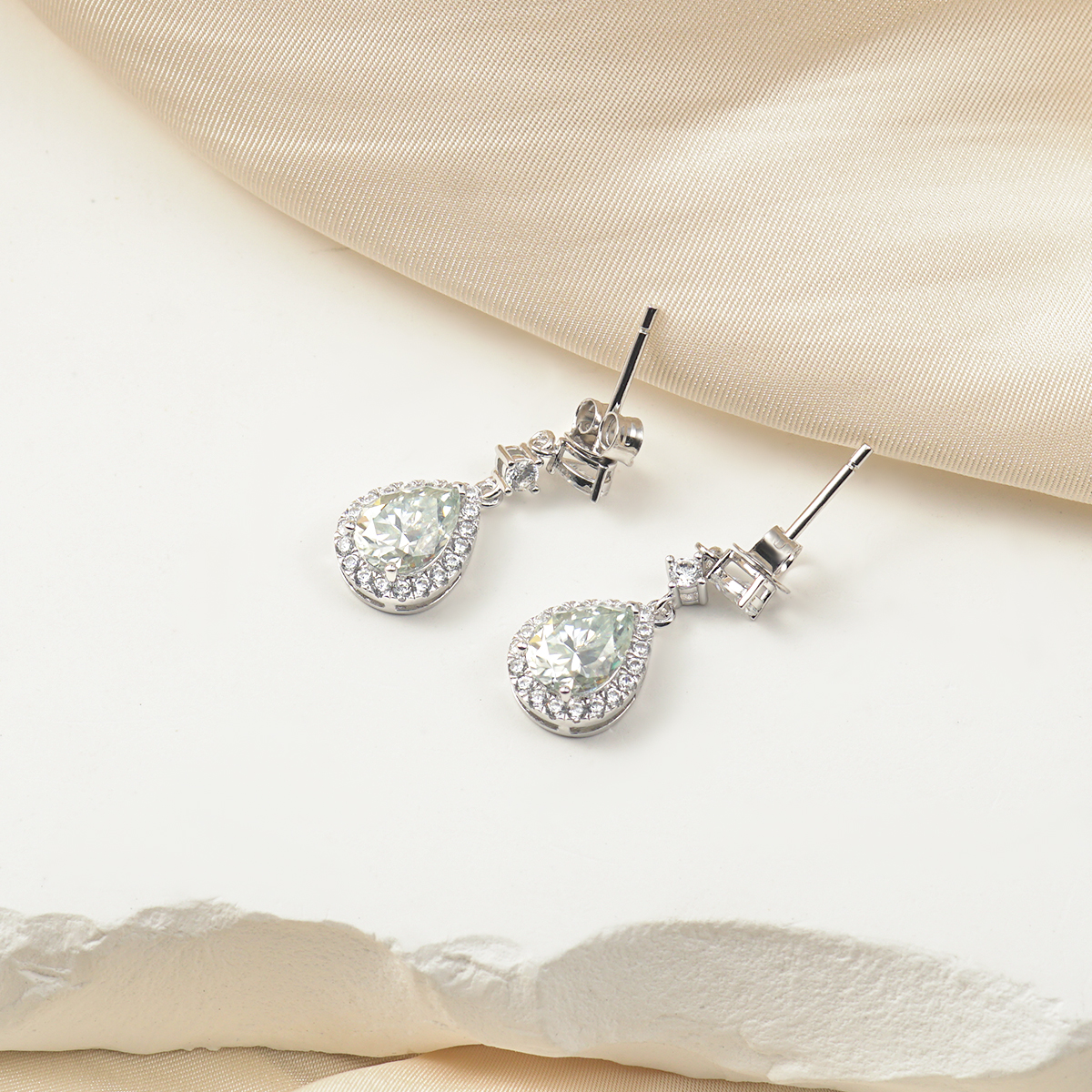 S925 Pear Synthetic Moissanite Teardrop-shaped Stud Earrings