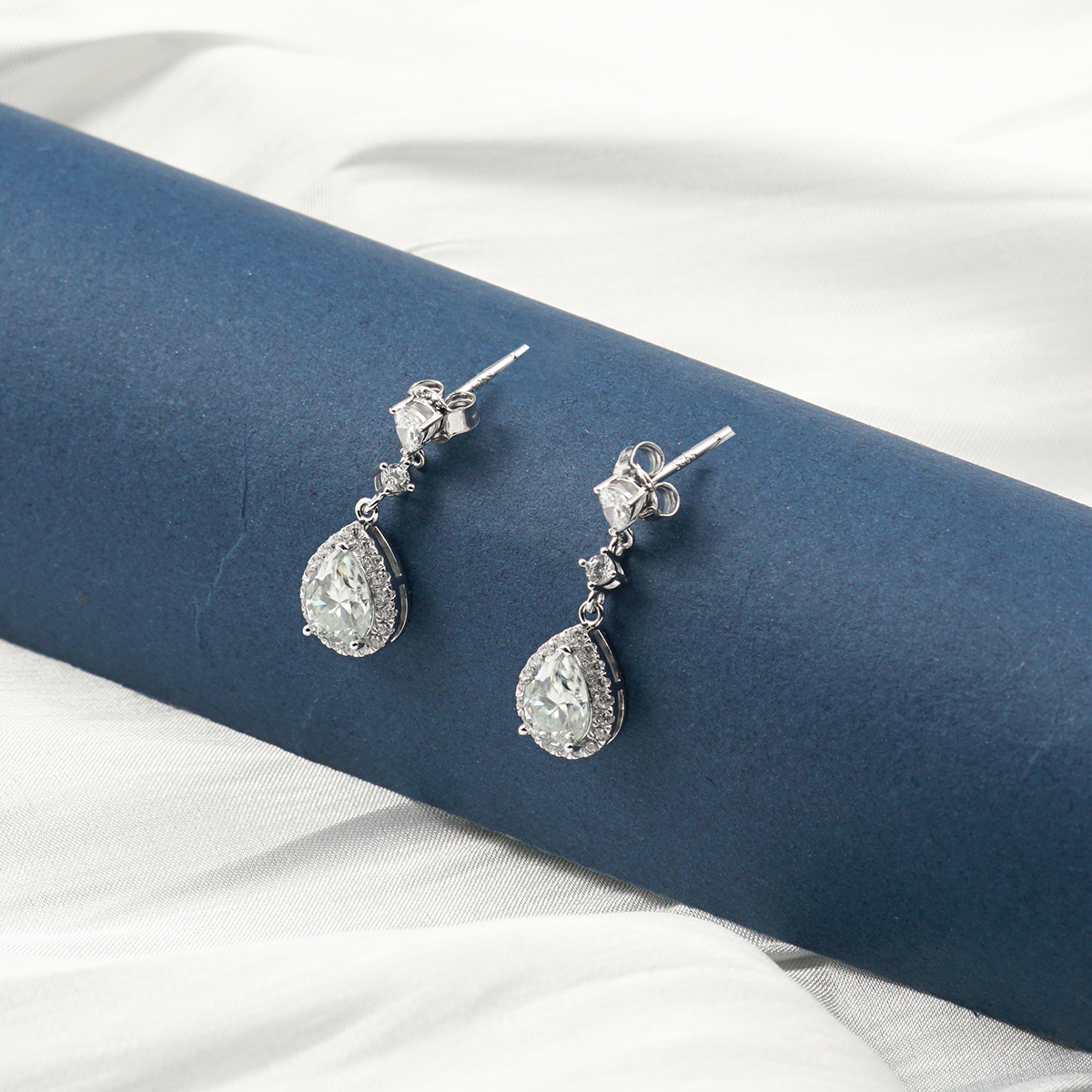 S925 Pear Synthetic Moissanite Teardrop-shaped Stud Earrings