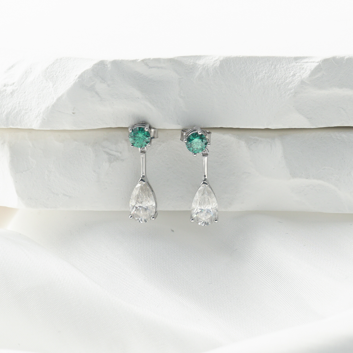 1.3ct Pear Synthetic Moissanite Teardrop-shaped Stud Earrings S925