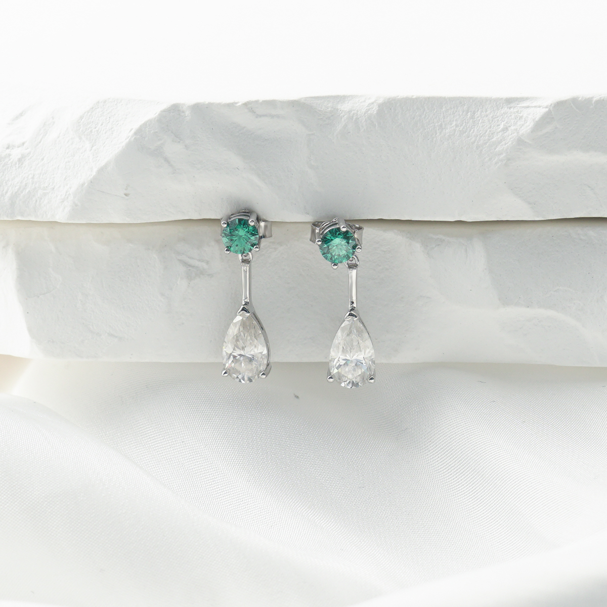 1.3ct Pear Synthetic Moissanite Teardrop-shaped Stud Earrings S925