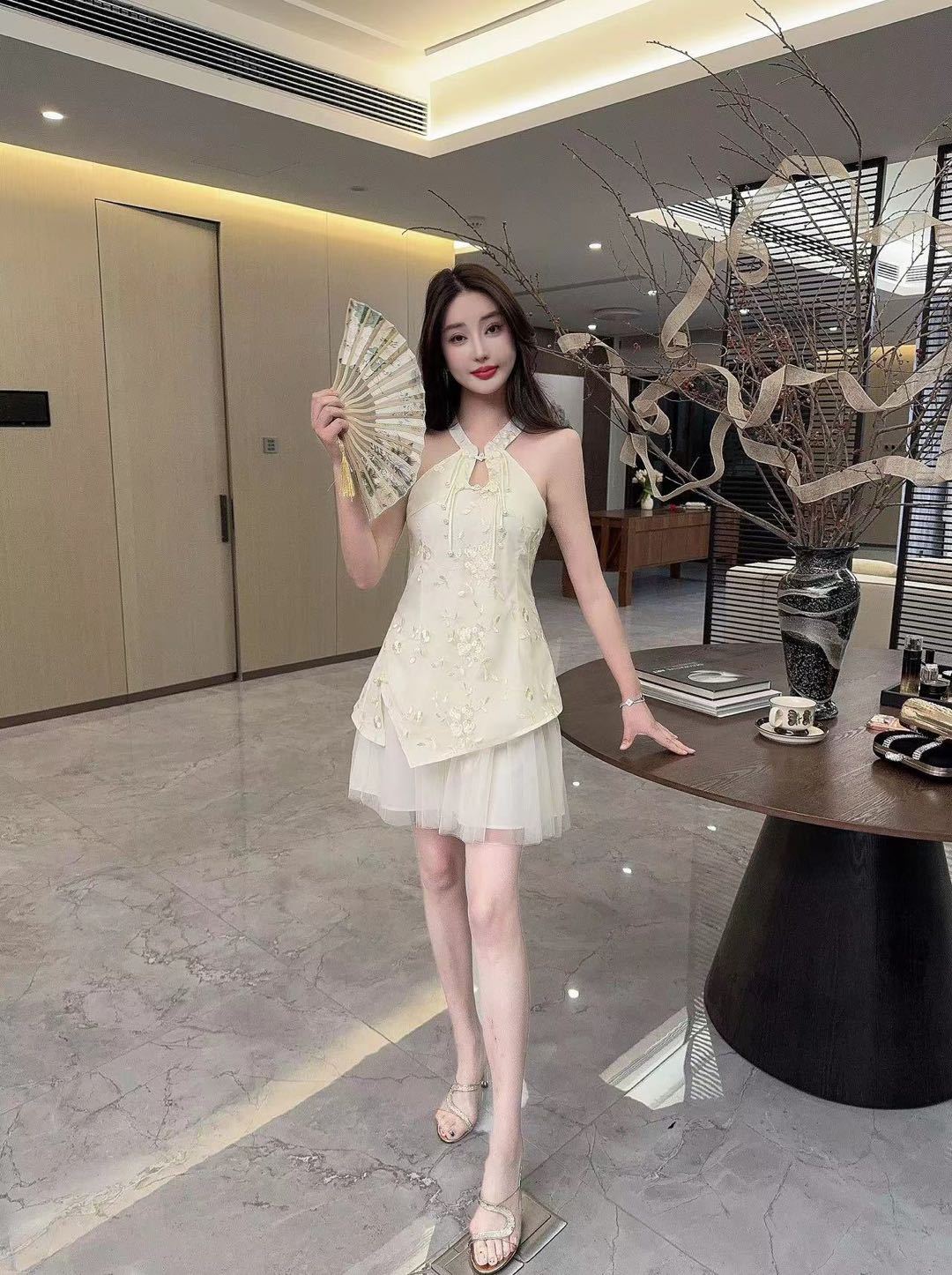 2026春夏季新款中式女装潮绣花网纱拼接露肩设计感小众低胸连衣裙