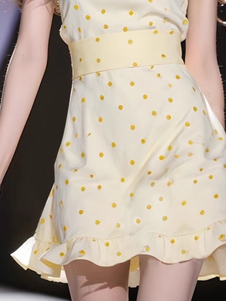 2026年春夏多巴胺穿搭茶歇法式气质超好看收腰黄色荷叶边波点连衣裙(配腰带）