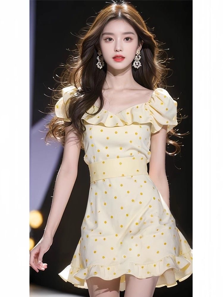 2026年春夏多巴胺穿搭茶歇法式气质超好看收腰黄色荷叶边波点连衣裙(配腰带）