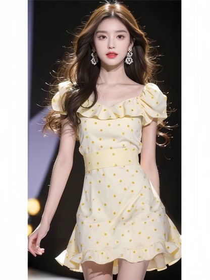 2026年春夏多巴胺穿搭茶歇法式气质超好看收腰黄色荷叶边波点连衣裙(配腰带）