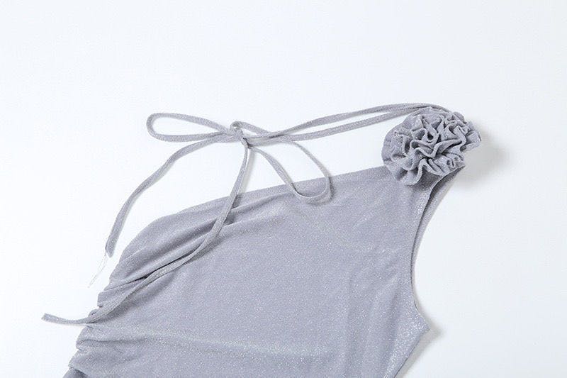 2026春夏连衣裙潮流性感纯欲风亮闪闪立体花饰荷叶边斜肩连衣裙层次感掐腰短裙女