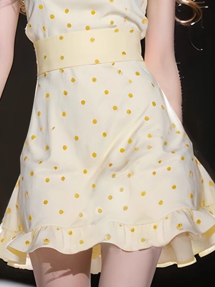 2026年春夏多巴胺穿搭茶歇法式气质超好看收腰黄色荷叶边波点连衣裙(配腰带）