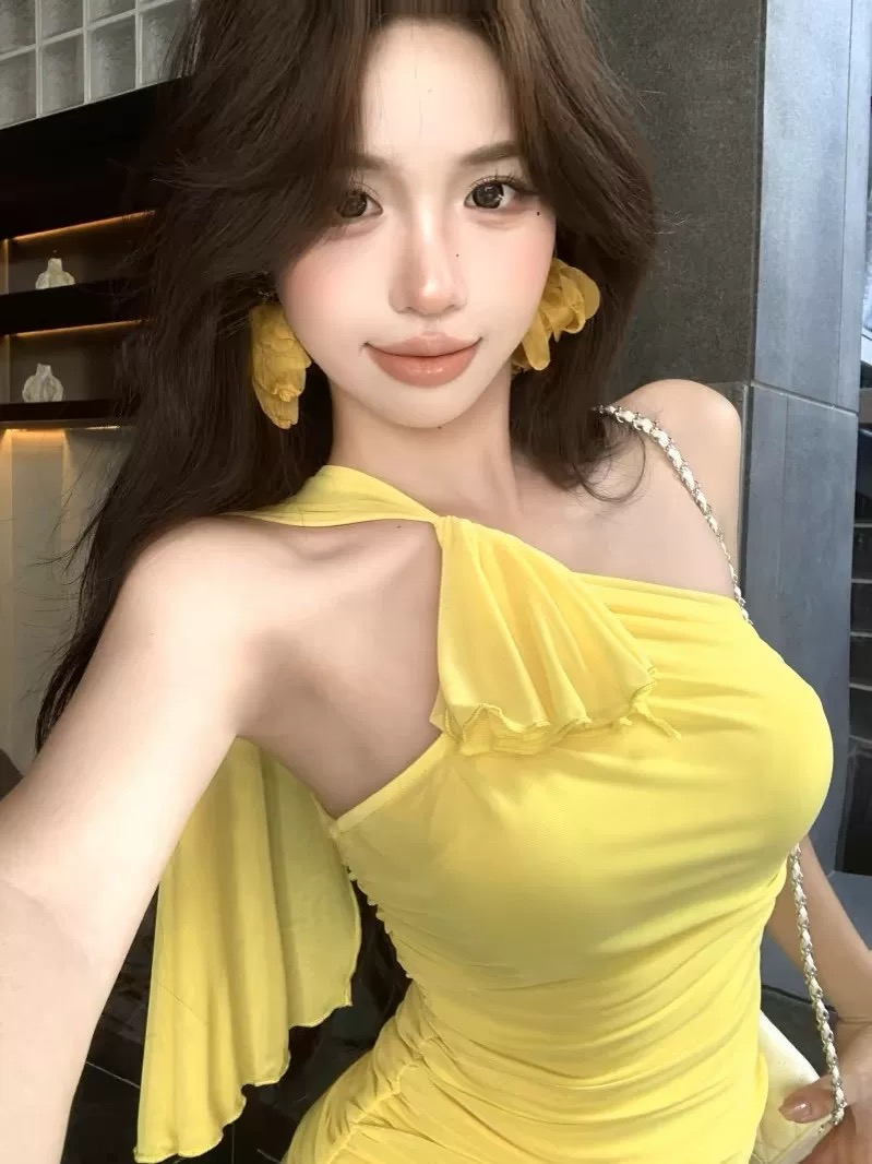 2026年春夏韩版小众性感黄色挂脖斜领连衣裙女千金感褶皱包臀裙