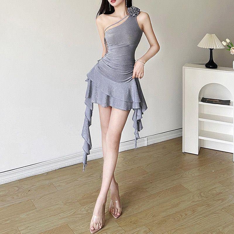 2026春夏连衣裙潮流性感纯欲风亮闪闪立体花饰荷叶边斜肩连衣裙层次感掐腰短裙女