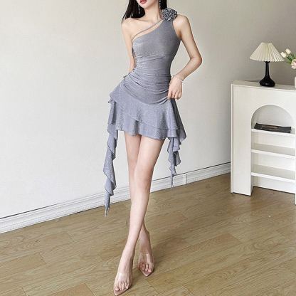 2026春夏连衣裙潮流性感纯欲风亮闪闪立体花饰荷叶边斜肩连衣裙层次感掐腰短裙女